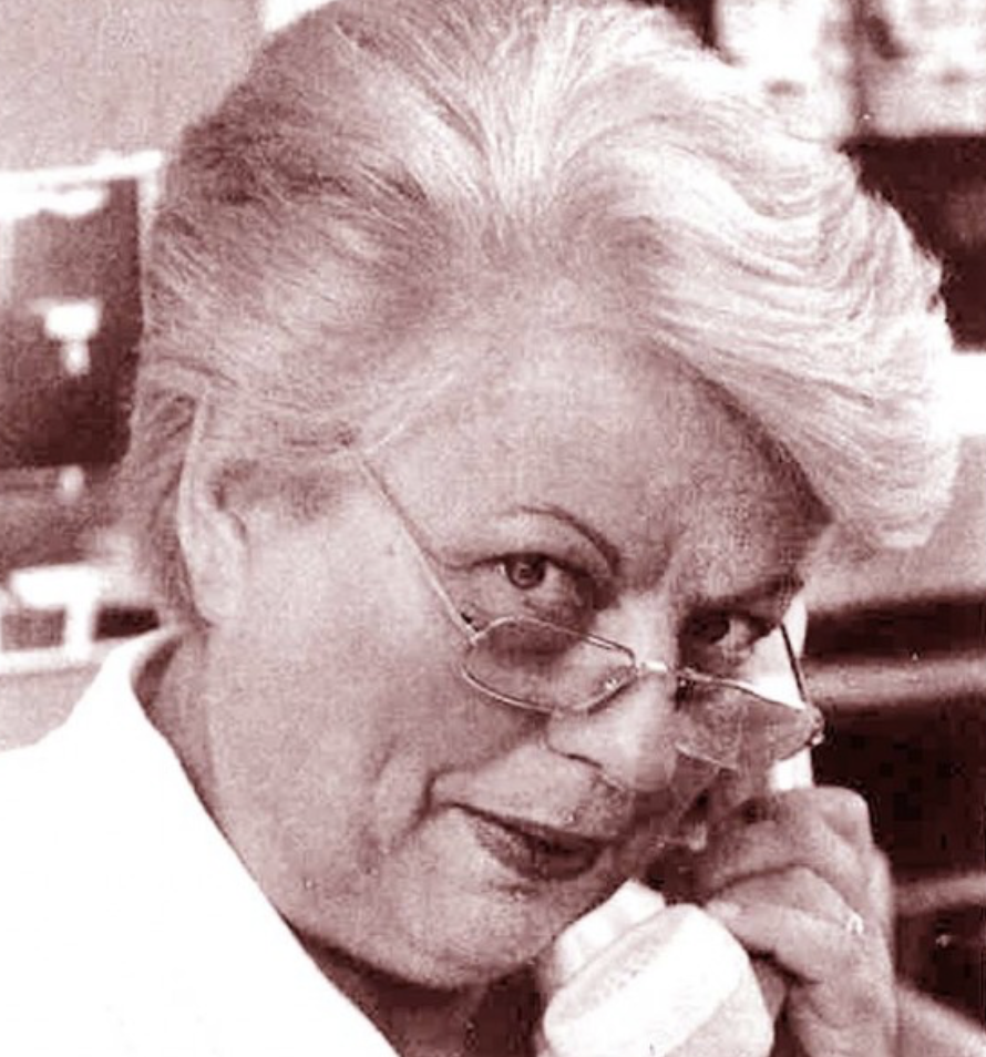 Jeune, la Mère Richard dans sa fromagerie, téléphone à la main, incarnant déjà l’énergie et la passion qui feront d’elle une figure emblématique de la gastronomie lyonnaise.